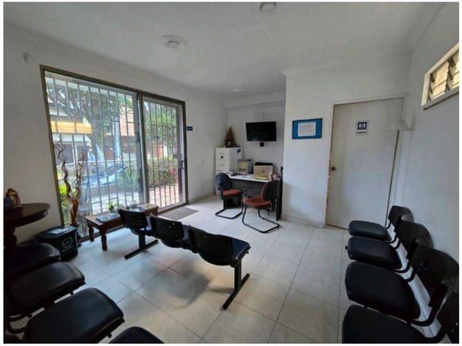 Casa de 7 alcobas en venta en Estadio, Medellín, 362 m² · foto 2 de 16