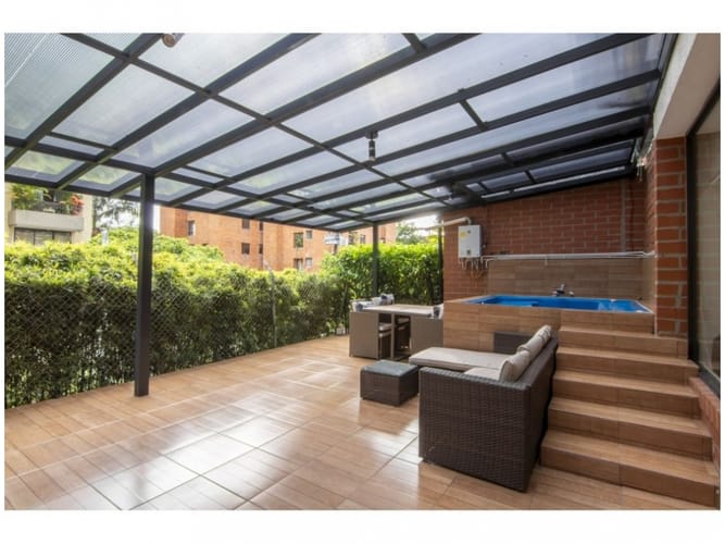 Casa de 4 alcobas en venta en El Poblado, Medellín, 240 m² · foto 2 de 24