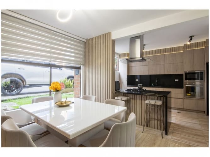 Casa de 4 alcobas en venta en El Poblado, Medellín, 240 m² · foto 9 de 24