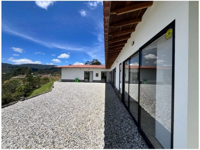 Casa de 4 alcobas en venta en Vía Las Palmas, Envigado, 250 m² · foto 3 de 24