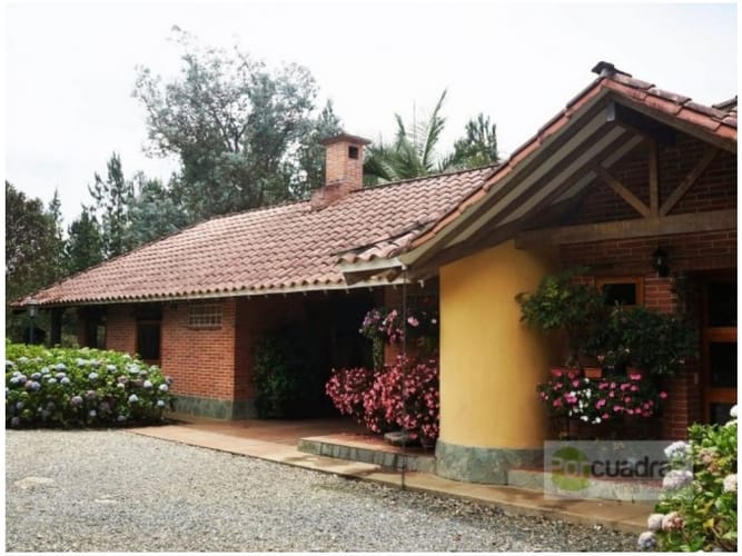 Casa de 3 alcobas en venta en Loma Del Escobero, Envigado, 265 m² · foto 10 de 13