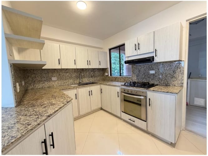 Apartamento de 3 alcobas en venta en El Poblado, Medellín, 158 m² · foto 3 de 24