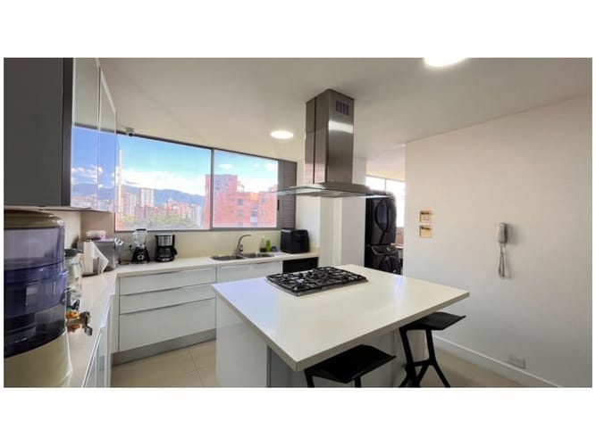 Apartamento de 3 alcobas en venta en El Poblado, Medellín, 245 m² · foto 6 de 17
