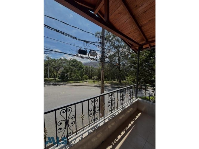 Apartamento de 6 alcobas en venta en La America, Medellín, 218 m² · foto 2 de 12