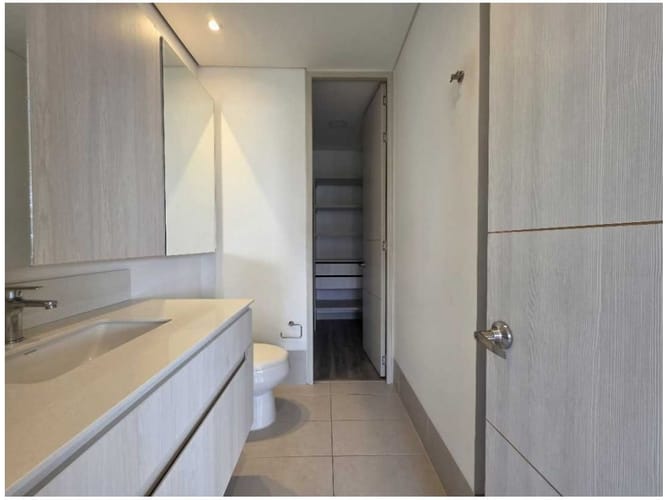 Apartaestudio en venta en El Poblado, Medellín, 57 m² · foto 15 de 24