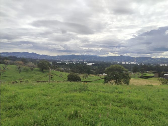 Lote en venta en Guamito, La Ceja, 2602 m² · foto 2 de 15