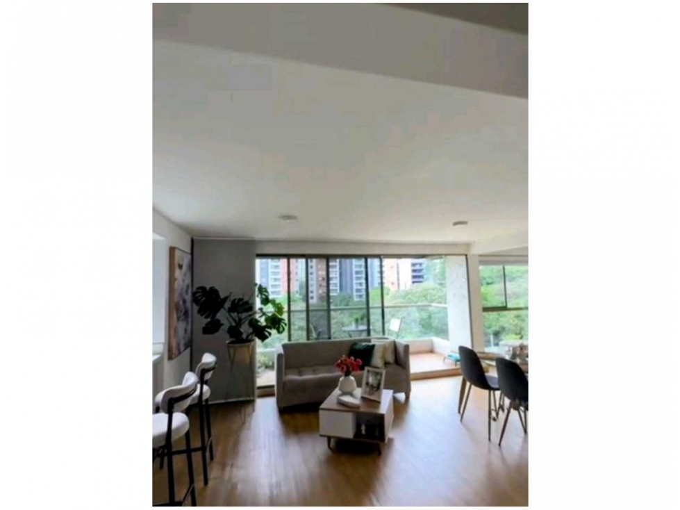 Apartamento en venta en Loma De Los Bernal, Medellín · foto 2 de 18