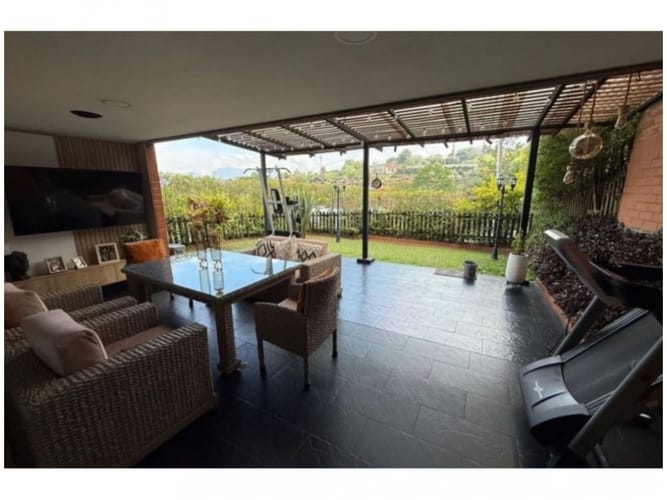 Casa de 3 alcobas en venta en Loma Del Chocho, Envigado, 252 m² · foto 1 de 8
