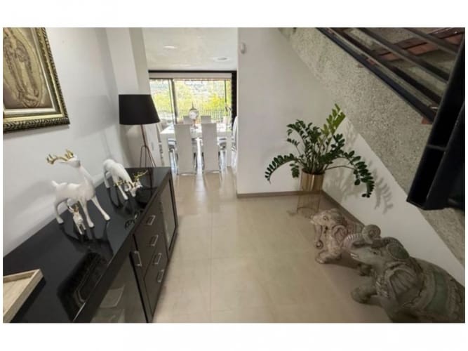 Casa de 3 alcobas en venta en Loma Del Chocho, Envigado, 252 m² · foto 5 de 8