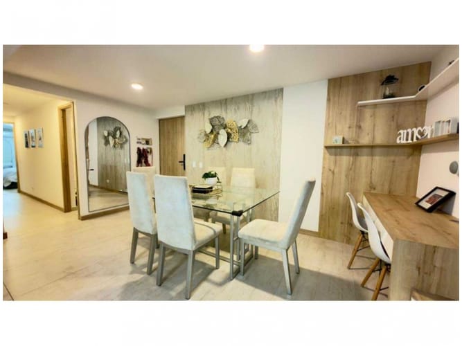 Apartamento de 3 alcobas en venta en Loma De Los Bernal, Medellín, 151 m² · foto 2 de 16