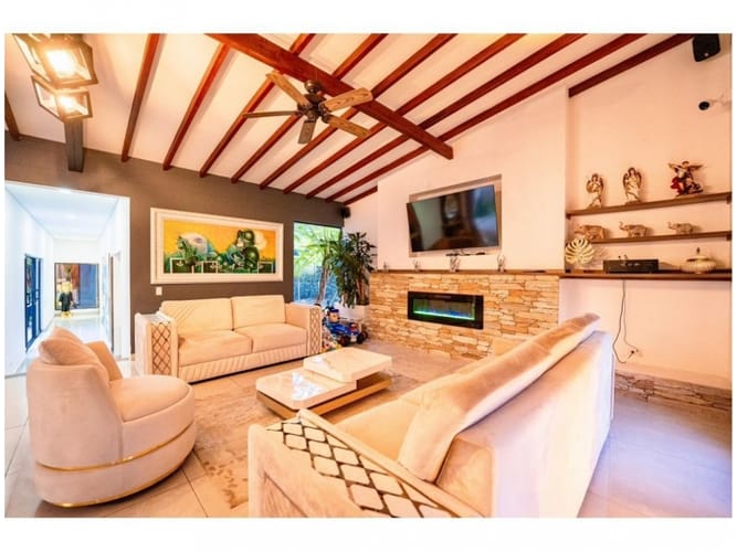 Casa de 5 alcobas en venta en El Carmen De Viboral, El Carmen de Viboral · foto 2 de 15