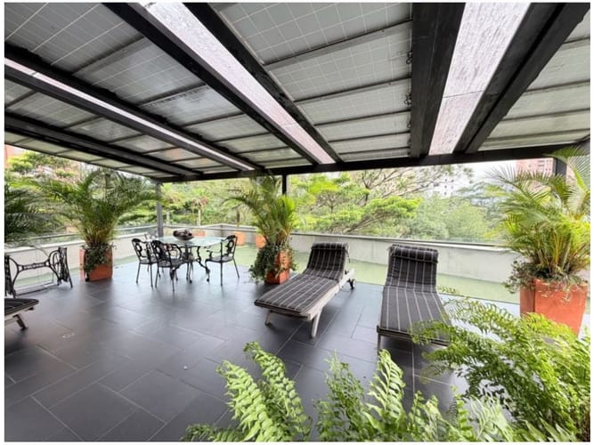 Apartamento de 2 alcobas en venta en El Poblado, Medellín, 181 m² · foto 2 de 24