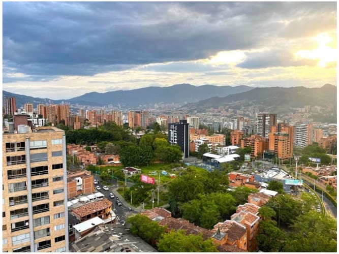 Apartamento en venta en El Poblado, Medellín · foto 2 de 18