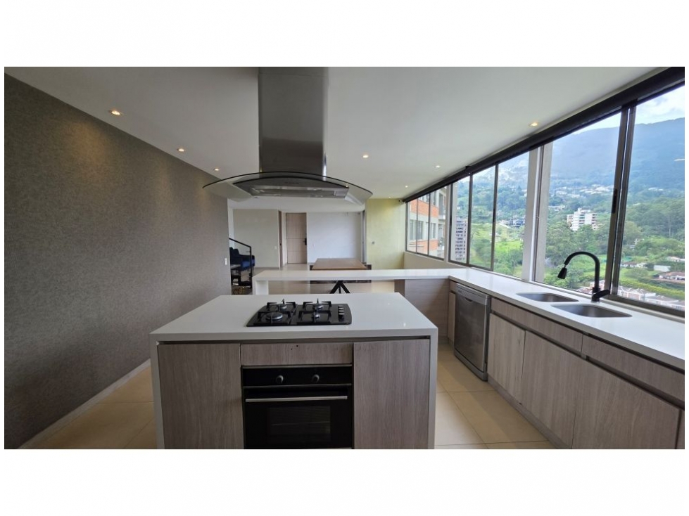 Apartamento en venta en Altos Del Poblado, Medellín · foto 2 de 24