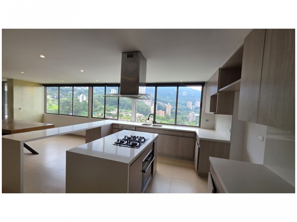 Apartamento en venta en Altos Del Poblado, Medellín · foto 3 de 24