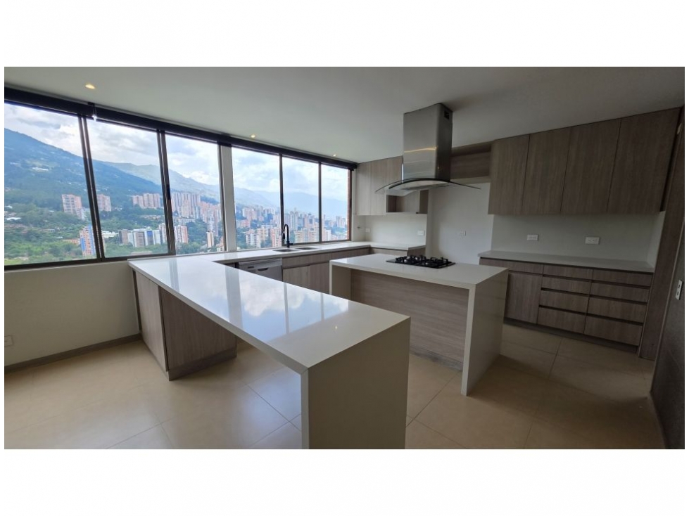 Apartamento en venta en Altos Del Poblado, Medellín · foto 4 de 24