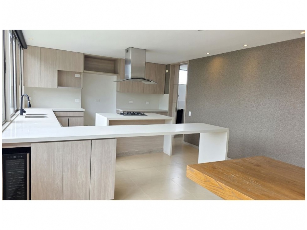 Apartamento en venta en Altos Del Poblado, Medellín · foto 5 de 24