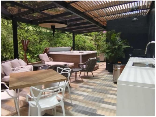 Casa de 4 alcobas en venta en Las Palmas, Medellín, 1500 m² · foto 2 de 24