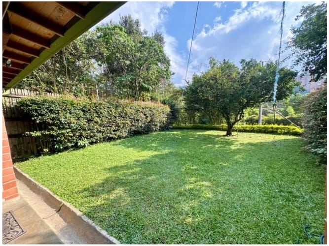 Casa de 3 alcobas en venta en Loma Del Chocho, Envigado, 290 m² · foto 2 de 17