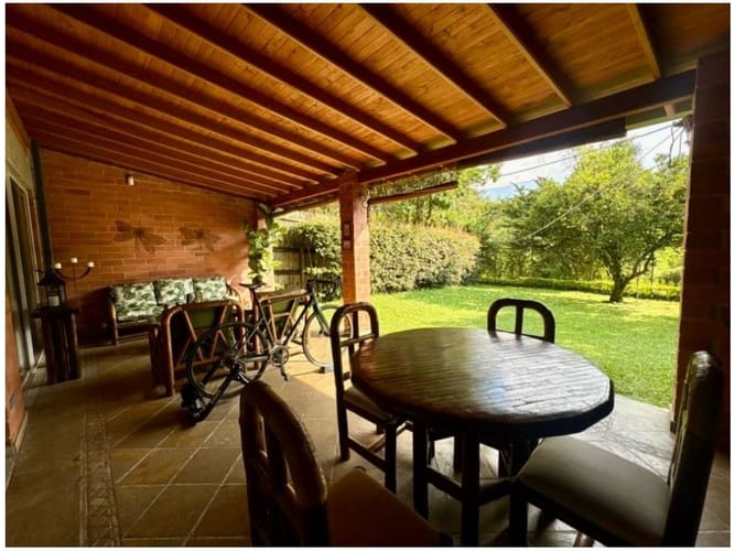 Casa de 3 alcobas en venta en Loma Del Chocho, Envigado, 290 m² · foto 3 de 17