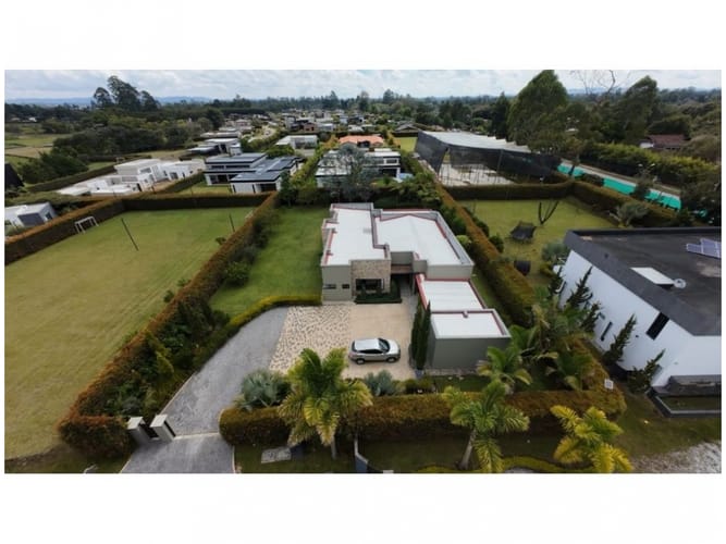 Casa de 4 alcobas en venta en Llano Grande, Rionegro, 1750 m² · foto 2 de 24