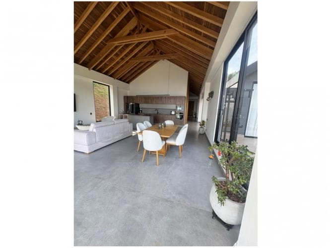 Casa de 4 alcobas en venta en Mesa, Medellín, 385 m² · foto 2 de 13