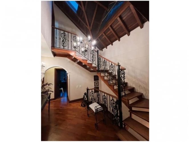 Casa de 4 alcobas en venta en Loma Del Escobero, Envigado, 390 m² · foto 2 de 19