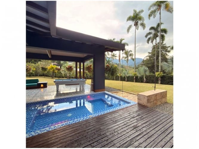 Casa de 4 alcobas en venta en Loma Del Escobero, Envigado · foto 2 de 24
