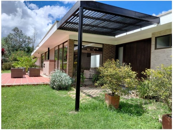 Casa de 5 alcobas en venta en La Clara, Guarne, 309 m² · foto 2 de 24
