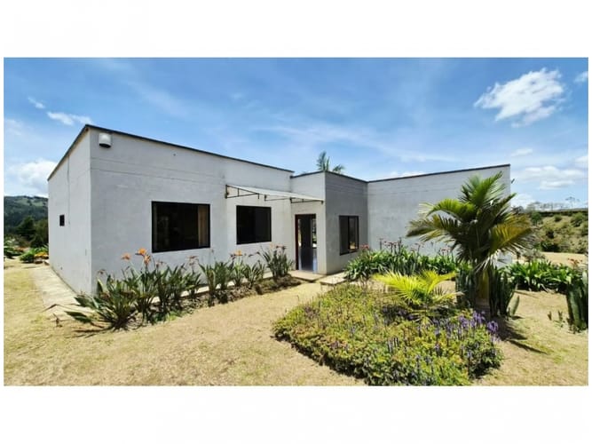 Casa de 3 alcobas en venta en San Jose, Guarne, 250 m² · foto 2 de 14