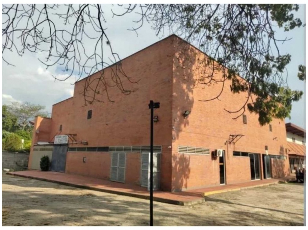 Warehouse in Paso real (694 m²) for Sale