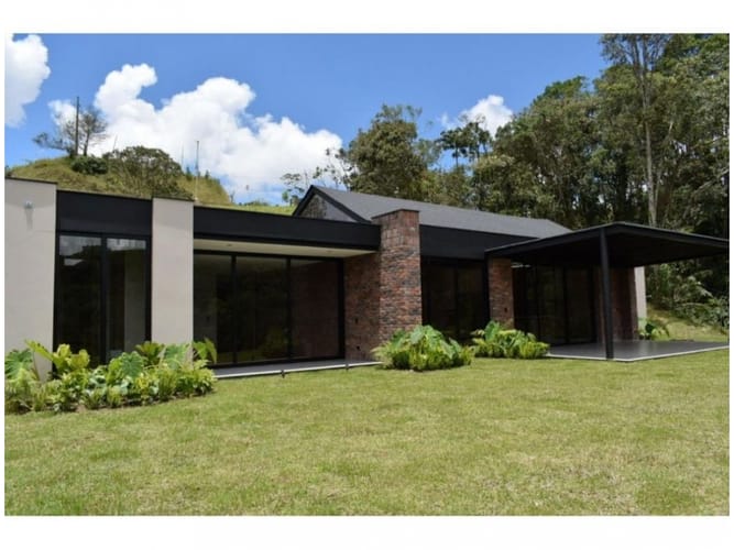 Casa de 3 alcobas en venta en El Retiro, 1838 m² · foto 2 de 5