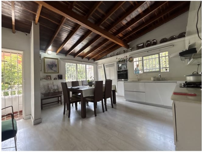 Casa de 6 alcobas en venta en Laureles, Medellín, 212 m² · foto 2 de 19