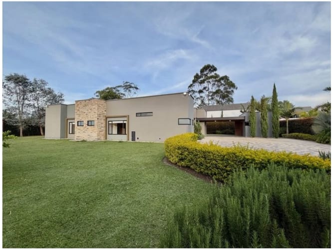 Casa de 5 alcobas en venta en Llano Grande, Rionegro, 380 m² · foto 2 de 10