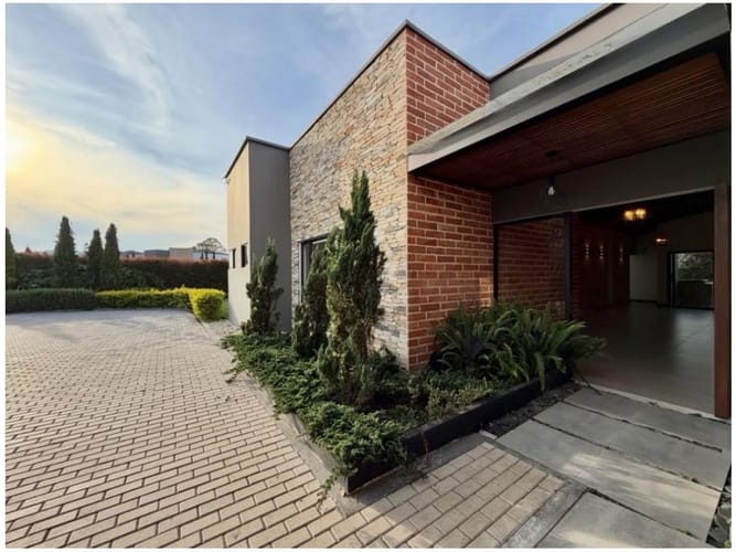 Casa de 5 alcobas en venta en Llano Grande, Rionegro, 380 m² · foto 3 de 10