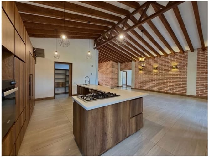 Casa de 5 alcobas en venta en Llano Grande, Rionegro, 380 m² · foto 5 de 10