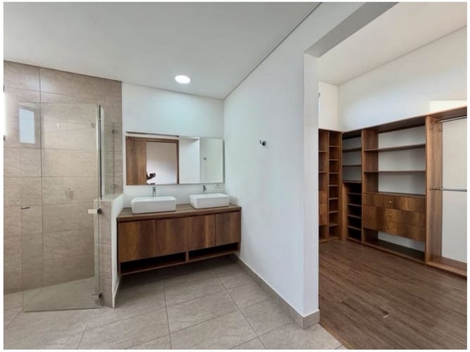 Casa de 5 alcobas en venta en Llano Grande, Rionegro, 380 m² · foto 8 de 10