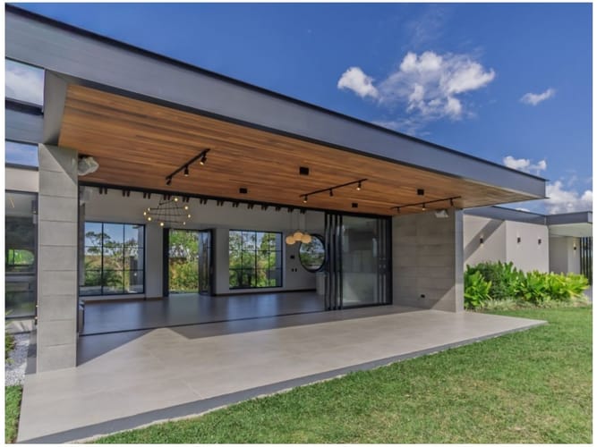 Casa de 3 alcobas en venta en Llano Grande, Rionegro, 463 m² · foto 2 de 24