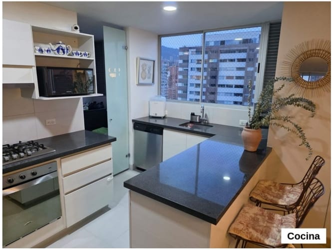 Apartaestudio en venta en Castropol, Medellín, 117 m² · foto 2 de 24