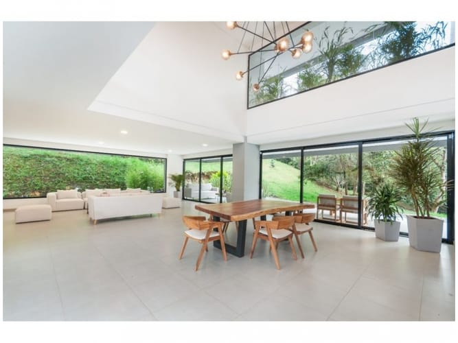 Casa de 5 alcobas en venta en Vía Las Palmas, Medellín · foto 3 de 15