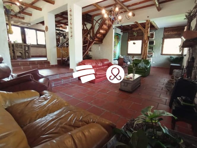 Casa de 3 alcobas en venta en Santa Elena, Medellín, 974 m² · foto 2 de 10