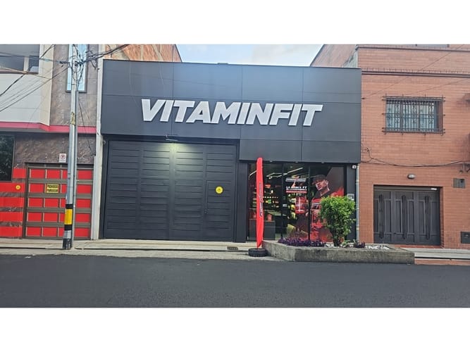 Bodega en venta en Zona Centro, Envigado, 234 m² · foto 2 de 3