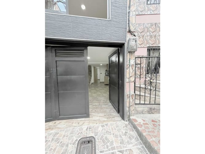 Casa de 3 alcobas en venta en Las Violetas, Medellín, 80 m² · foto 4 de 24
