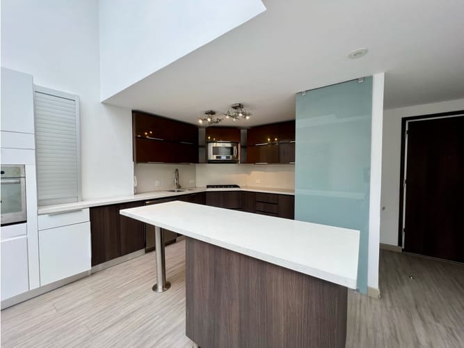 Apartamento de 3 alcobas en venta en Chicó Reservado, Bogotá, 255 m² · foto 2 de 15