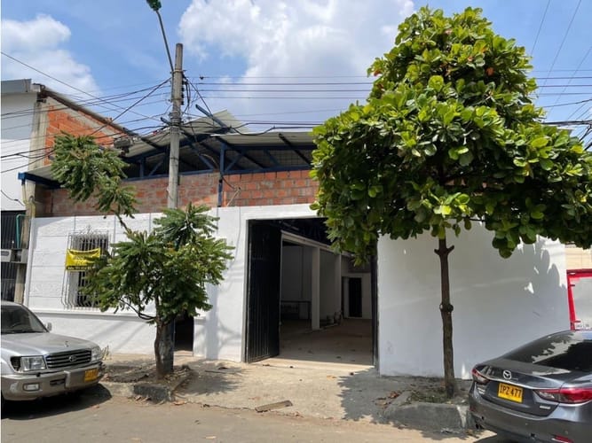 Bodega en venta en Granada, Cali, 895 m² · foto 2 de 9