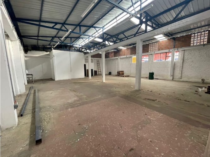 Bodega en venta en Granada, Cali, 895 m² · foto 3 de 9