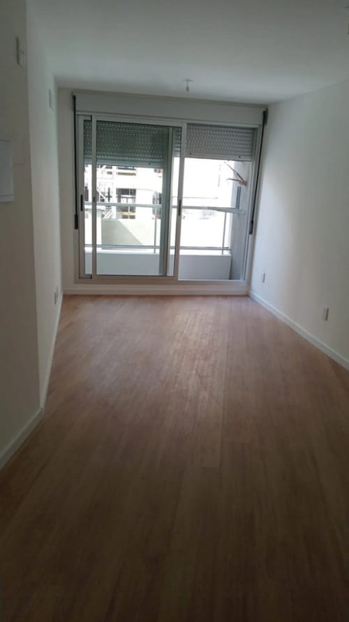 Alquiler Apartamento De 1 Dormitorio Balcón Luminoso En Centro · Foto 2