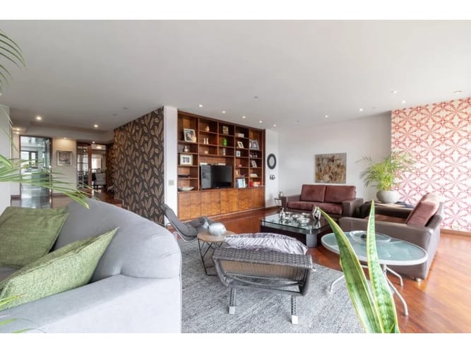 Apartamento de 3 alcobas en venta en Los Rosales, Bogotá, 245 m² · foto 3 de 12