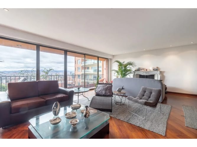 Apartamento de 3 alcobas en venta en Los Rosales, Bogotá, 245 m² · foto 4 de 12