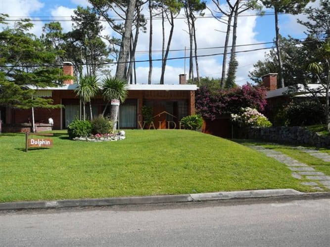 Excelente Casa de 4 Dormitorios con Piscina en Playa Mansa, Alquiler · Foto 2